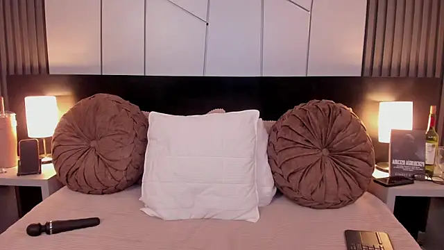 Snapshot of fiorella_paris chatting on 12/02/25, 04:40 fiorella paris online show from 12/02/25, 04:40