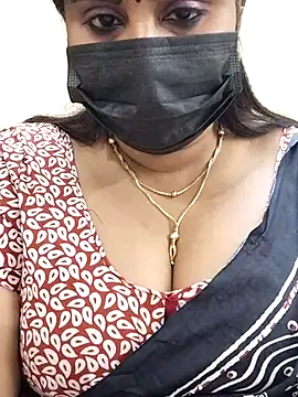 Snapshot of Queenflowerr chatting on 02/18/25, 03:32 Queenflowerr online show from 02/18/25, 03:32
