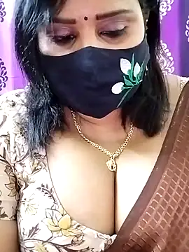 Snapshot of Queenflowerr chatting on 10/28/25, 05:48 Queenflowerr online show from 10/28/25, 05:48