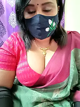 Snapshot of Queenflowerr chatting on 11/08/25, 10:15 Queenflowerr online show from 11/08/25, 10:15