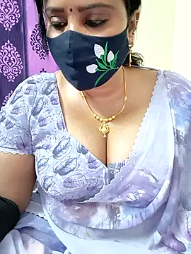 Snapshot of Queenflowerr chatting on 11/17/25, 09:48 Queenflowerr online show from 11/17/25, 09:48