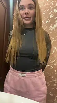 Snapshot of ella_zzz chatting on 03/04/25, 01:17 ella zzz online show from 03/04/25, 01:17