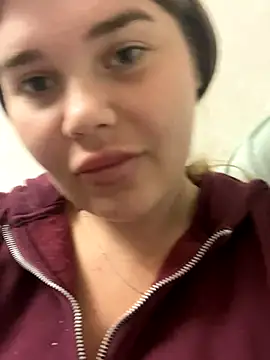 Snapshot of ella_zzz chatting on 10/01/25, 03:29 ella zzz online show from 10/01/25, 03:29