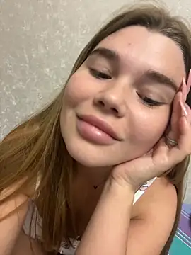 Snapshot of ella_zzz chatting on 10/22/25, 10:31 ella zzz online show from 10/22/25, 10:31