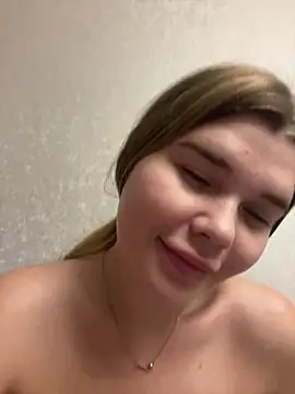 Snapshot of ella_zzz chatting on 10/25/25, 04:02 ella zzz online show from 10/25/25, 04:02