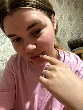 Snapshot of ella_zzz chatting on 11/17/25, 11:43 ella zzz online show from 11/17/25, 11:43