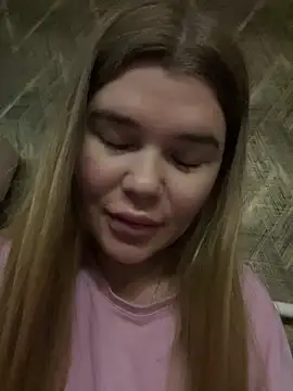 Snapshot of ella_zzz chatting on 11/20/25, 03:45 ella zzz online show from 11/20/25, 03:45