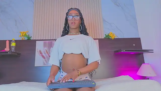 nahomy james25 online show from 10/05/25, 10:40