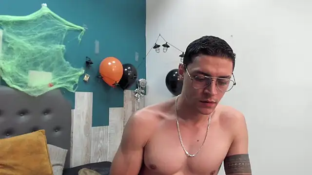 Snapshot of Frank_Millers chatting on 11/04/25, 06:51 Frank Millers online show from 11/04/25, 06:51