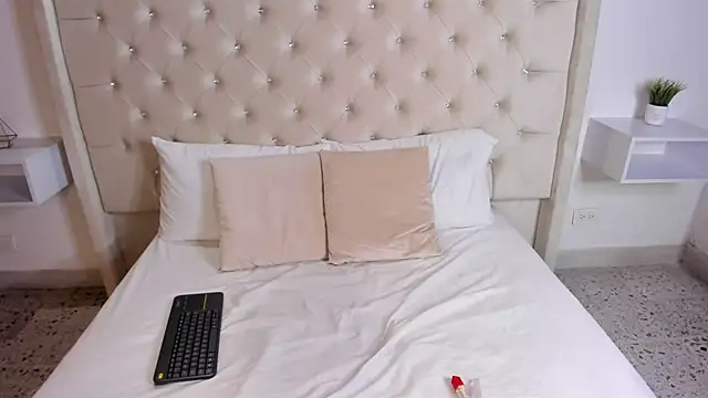 Snapshot of bella_bloomg chatting on 02/21/25, 10:48 bella bloomg online show from 02/21/25, 10:48