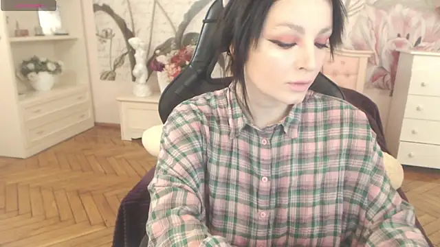 Snapshot of BritneyBarker chatting on 04/14/26, 08:04 BritneyBarker online show from 04/14/26, 08:04