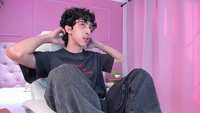 Snapshot of Alezzandro_ chatting on 01/22/25, 02:14 Alezzandro online show from 01/22/25, 02:14