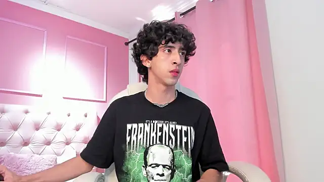 Snapshot of Alezzandro_ chatting on 01/25/25, 06:02 Alezzandro online show from 01/25/25, 06:02