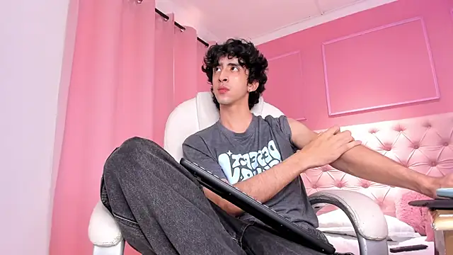 Snapshot of Alezzandro_ chatting on 01/29/25, 08:46 Alezzandro online show from 01/29/25, 08:46