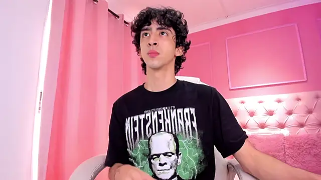 Snapshot of Alezzandro_ chatting on 02/01/25, 02:45 Alezzandro online show from 02/01/25, 02:45