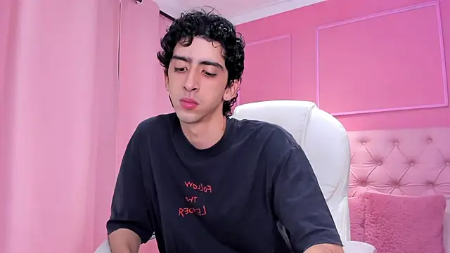 Snapshot of Alezzandro_ chatting on 02/03/25, 02:13 Alezzandro online show from 02/03/25, 02:13