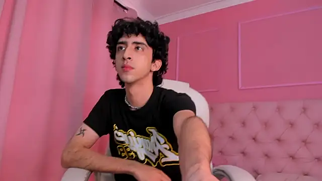 Snapshot of Alezzandro_ chatting on 02/05/25, 08:04 Alezzandro online show from 02/05/25, 08:04