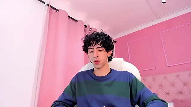 Snapshot of Alezzandro_ chatting on 02/06/25, 02:26 Alezzandro online show from 02/06/25, 02:26