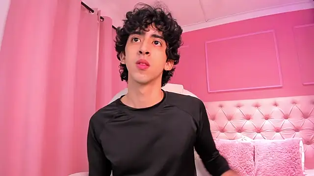 Snapshot of Alezzandro_ chatting on 02/10/25, 02:05 Alezzandro online show from 02/10/25, 02:05