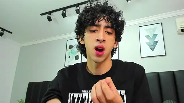 Snapshot of Alezzandro_ chatting on 02/11/25, 02:35 Alezzandro online show from 02/11/25, 02:35