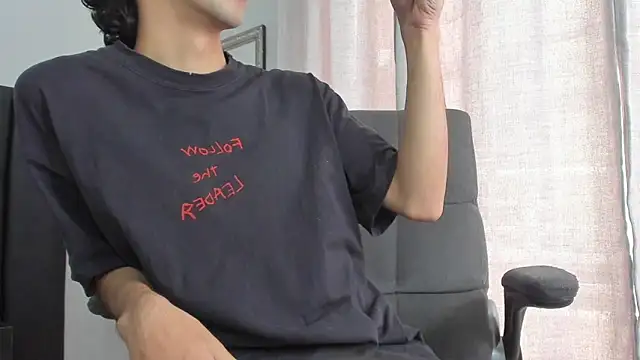 Snapshot of Alezzandro_ chatting on 02/12/25, 02:54 Alezzandro online show from 02/12/25, 02:54