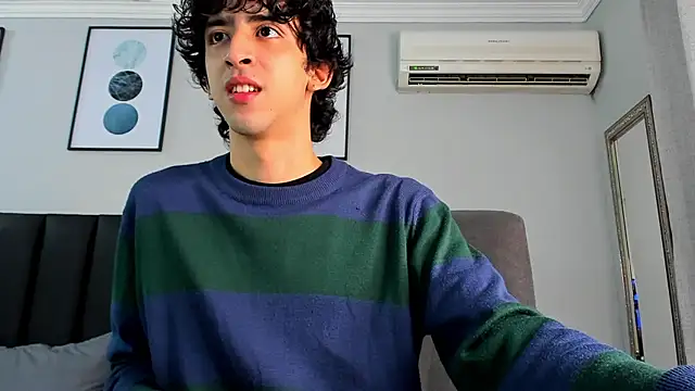 Snapshot of Alezzandro_ chatting on 02/21/25, 02:27 Alezzandro online show from 02/21/25, 02:27