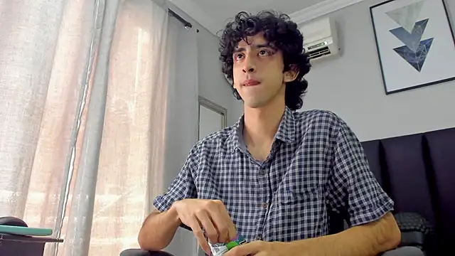 Snapshot of Alezzandro_ chatting on 02/26/25, 02:14 Alezzandro online show from 02/26/25, 02:14