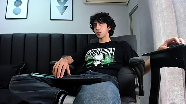 Snapshot of Alezzandro_ chatting on 03/05/25, 05:39 Alezzandro online show from 03/05/25, 05:39