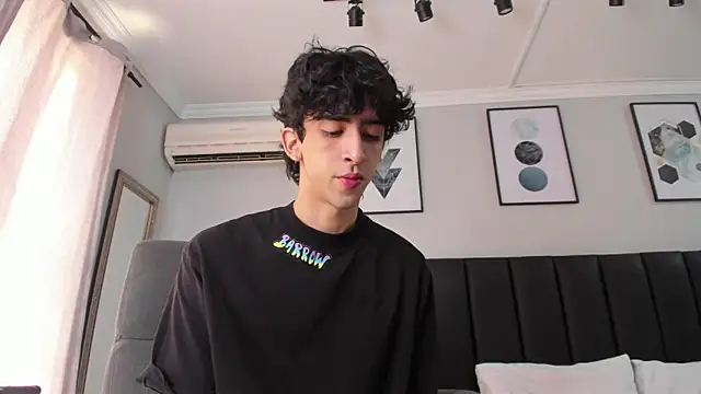 Snapshot of Alezzandro_ chatting on 03/10/25, 02:05 Alezzandro online show from 03/10/25, 02:05