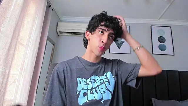 Snapshot of Alezzandro_ chatting on 03/13/25, 01:40 Alezzandro online show from 03/13/25, 01:40