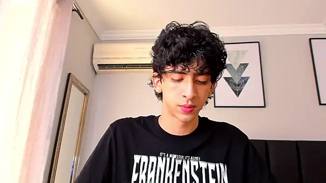 Snapshot of Alezzandro_ chatting on 03/15/25, 04:54 Alezzandro online show from 03/15/25, 04:54