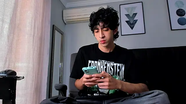 Snapshot of Alezzandro_ chatting on 03/15/25, 08:10 Alezzandro online show from 03/15/25, 08:10