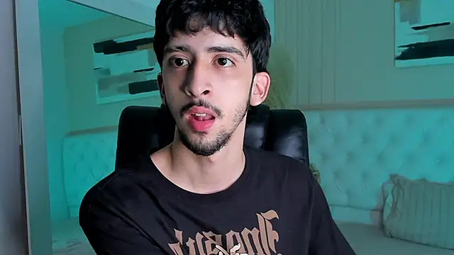 Snapshot of Alezzandro_ chatting on 09/16/25, 08:43 Alezzandro online show from 09/16/25, 08:43