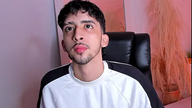 Snapshot of Alezzandro_ chatting on 09/20/25, 08:43 Alezzandro online show from 09/20/25, 08:43