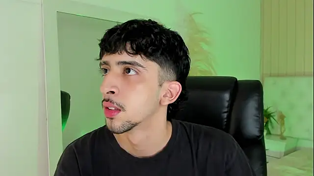 Snapshot of Alezzandro_ chatting on 09/26/25, 08:02 Alezzandro online show from 09/26/25, 08:02