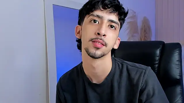 Snapshot of Alezzandro_ chatting on 09/29/25, 08:24 Alezzandro online show from 09/29/25, 08:24