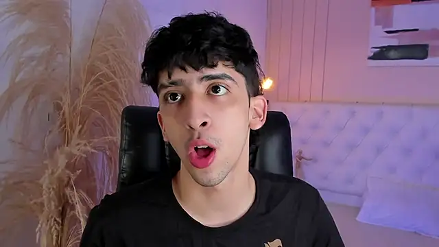 Snapshot of Alezzandro_ chatting on 10/03/25, 08:06 Alezzandro online show from 10/03/25, 08:06