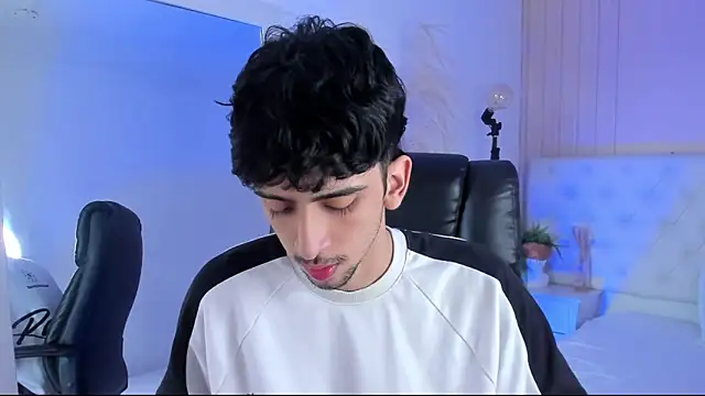 Snapshot of Alezzandro_ chatting on 10/14/25, 09:04 Alezzandro online show from 10/14/25, 09:04