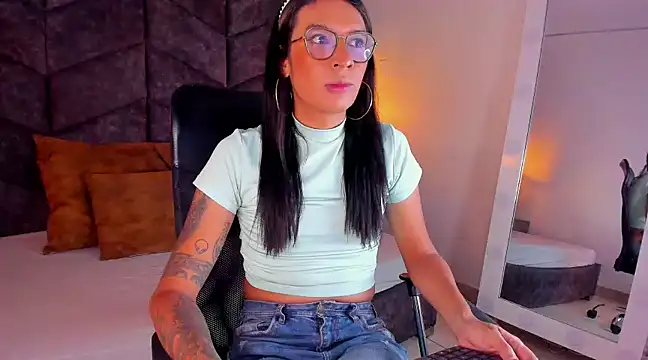 LauraaGomezz   online show from 01/28/25, 07:21