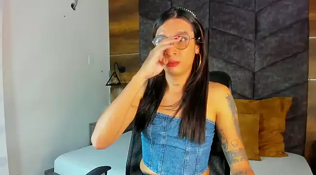 LauraaGomezz   online show from 02/19/25, 07:27