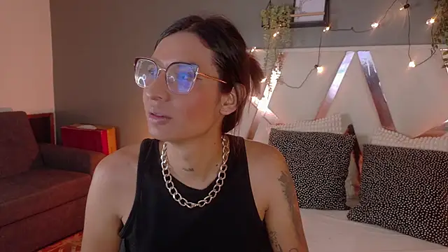 LauraaGomezz   online show from 10/25/25, 11:07