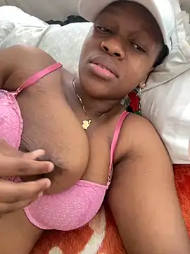 Snapshot of Boneca25 chatting on 02/16/25, 02:10 Boneca25 online show from 02/16/25, 02:10