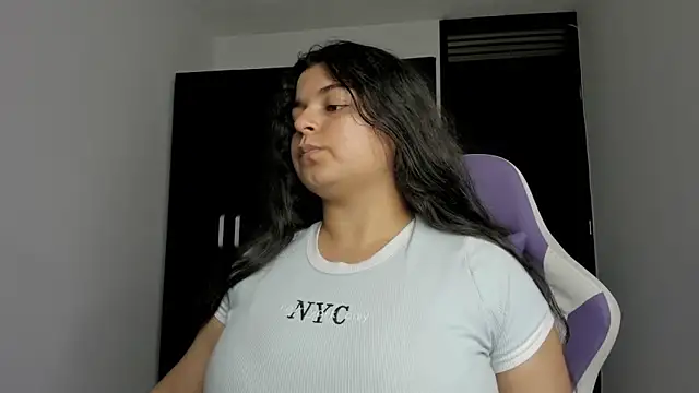 Snapshot of Little_Shaara chatting on 01/28/25, 09:40 Little Shaara online show from 01/28/25, 09:40