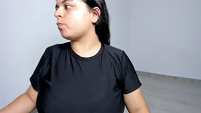 Snapshot of Little_Shaara chatting on 03/20/25, 10:51 Little Shaara online show from 03/20/25, 10:51