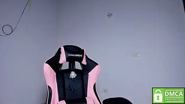 Snapshot of Little_Shaara chatting on 10/18/25, 10:10 Little Shaara online show from 10/18/25, 10:10