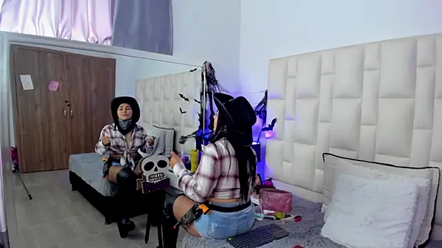 Snapshot of Ariana_rouse chatting on 10/31/25, 04:41 Ariana rouse online show from 10/31/25, 04:41