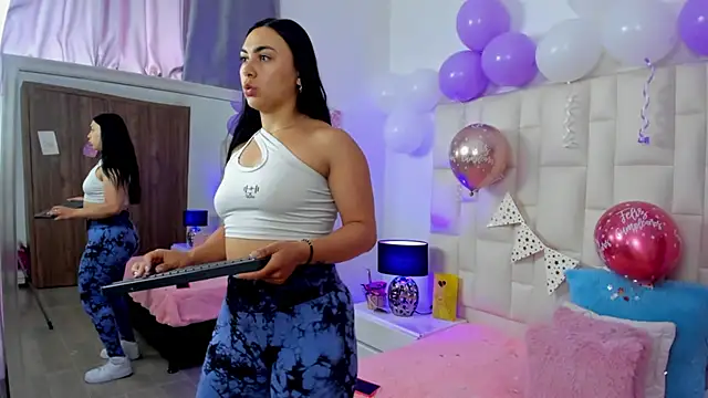 Snapshot of Ariana_rouse chatting on 11/04/25, 04:17 Ariana rouse online show from 11/04/25, 04:17