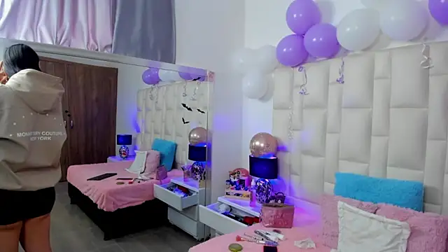 Snapshot of Ariana_rouse chatting on 11/06/25, 04:41 Ariana rouse online show from 11/06/25, 04:41