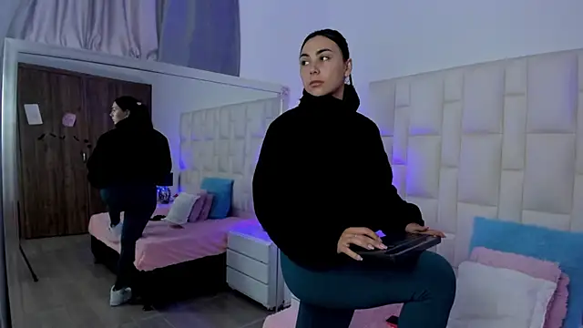 Snapshot of Ariana_rouse chatting on 11/27/25, 05:59 Ariana rouse online show from 11/27/25, 05:59