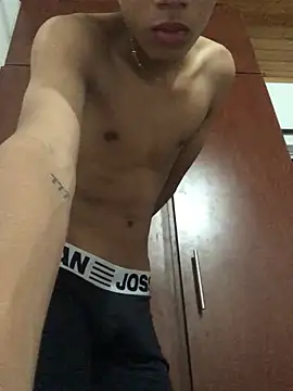 Alvarozzxv online show from 02/07/25, 04:27